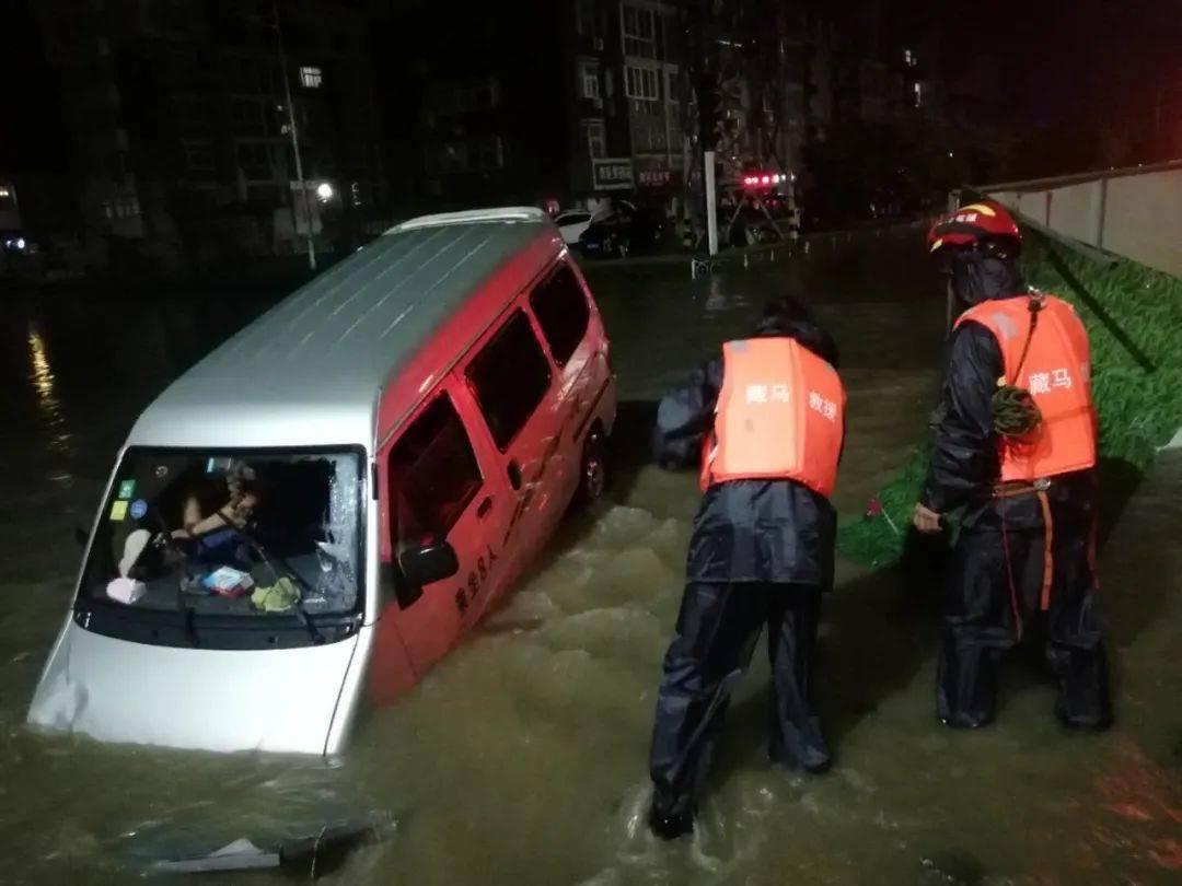 暴雨中的逆行者_救援车