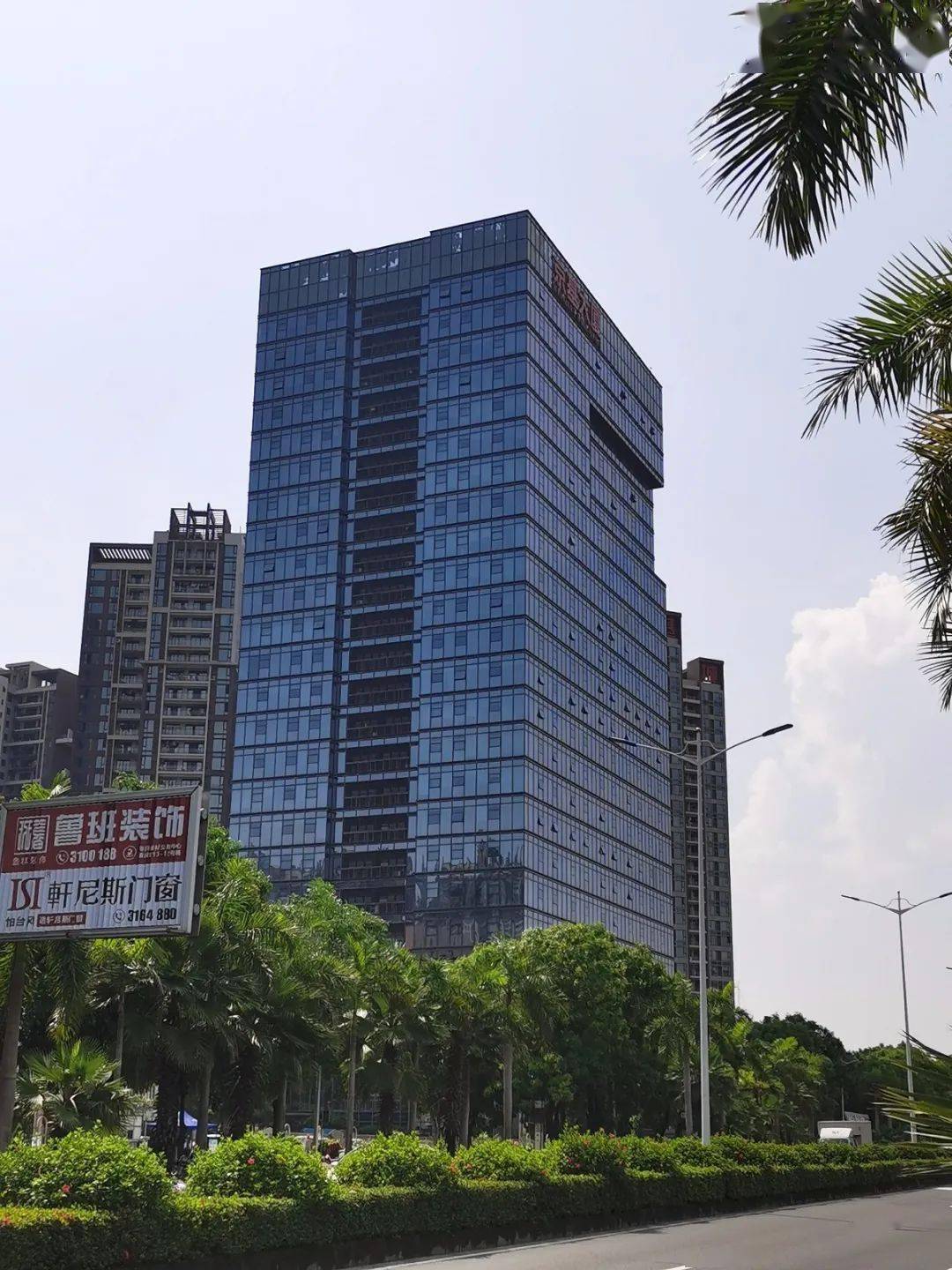 配套京基大厦旁是湛江市图书馆,对面体育中心,南国热带花园,周边环绕