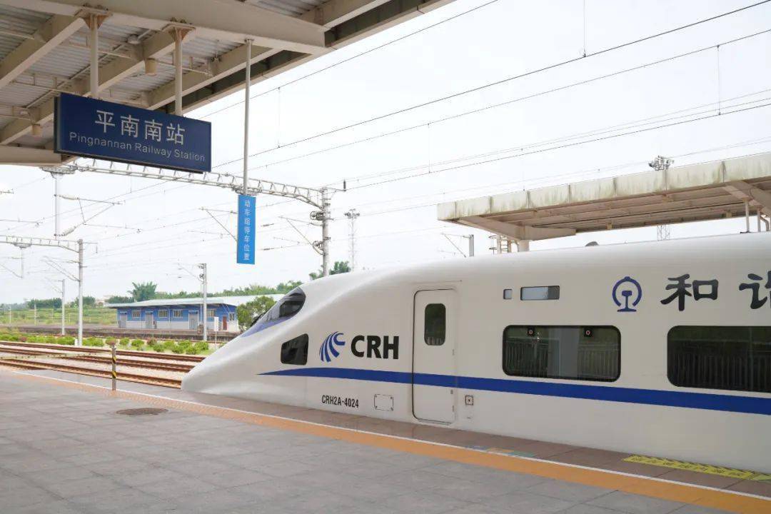 7月18日 平南南站 一个小男孩被遗忘在站台上 正到处找妈妈 幸亏铁路