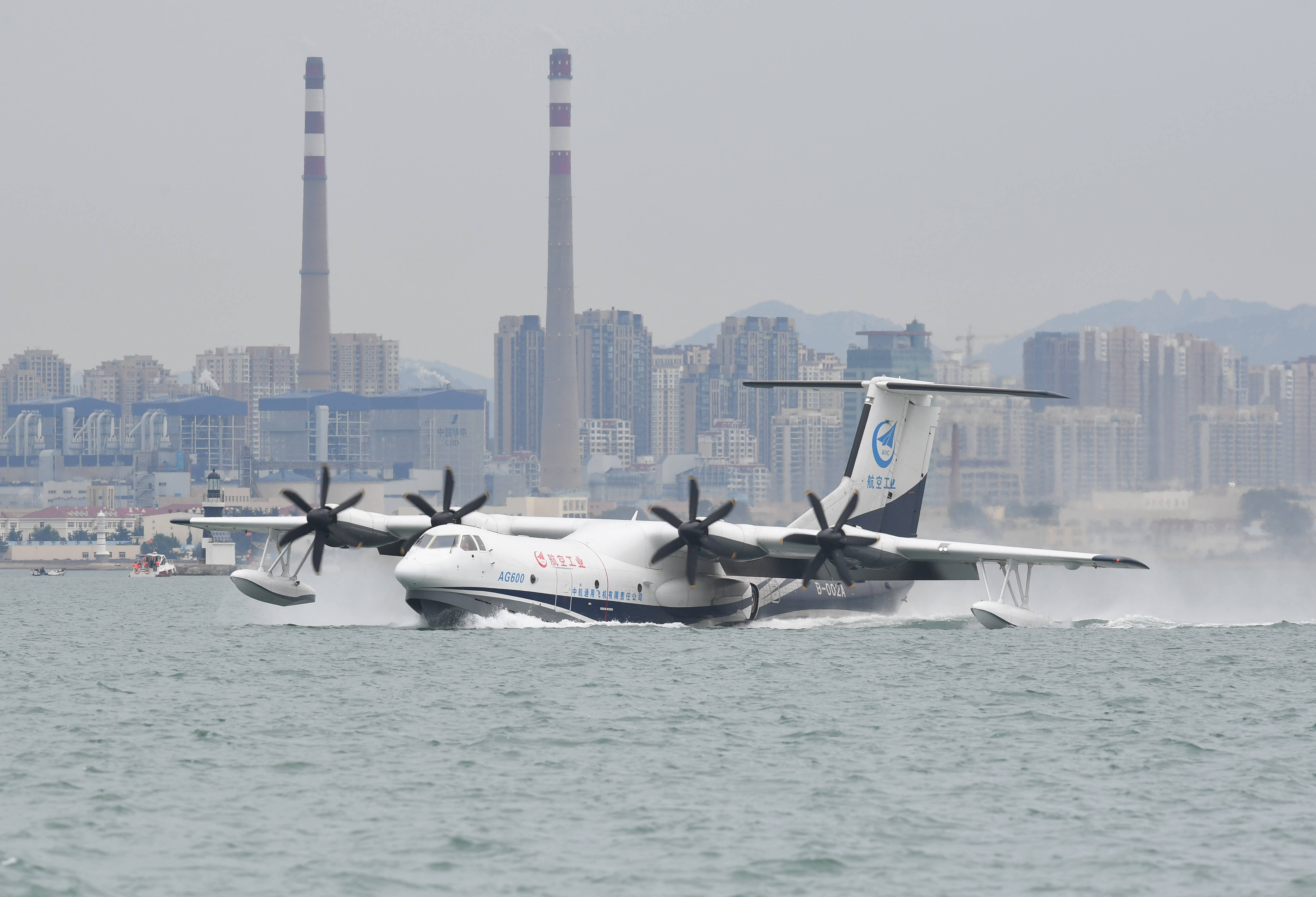 當日10時許,國產大型水陸兩棲飛機