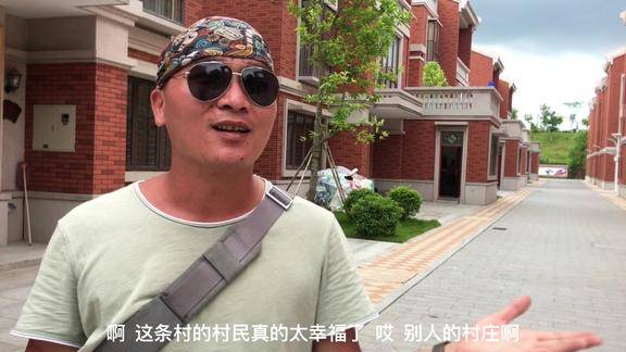湛江农村又送别墅了吴川老板给村里每户送一幢你想迁户口吗
