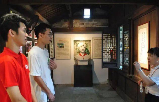 百年百人话初心访烈士故居仰革命情怀守红色初心记参观郭凤韶故居