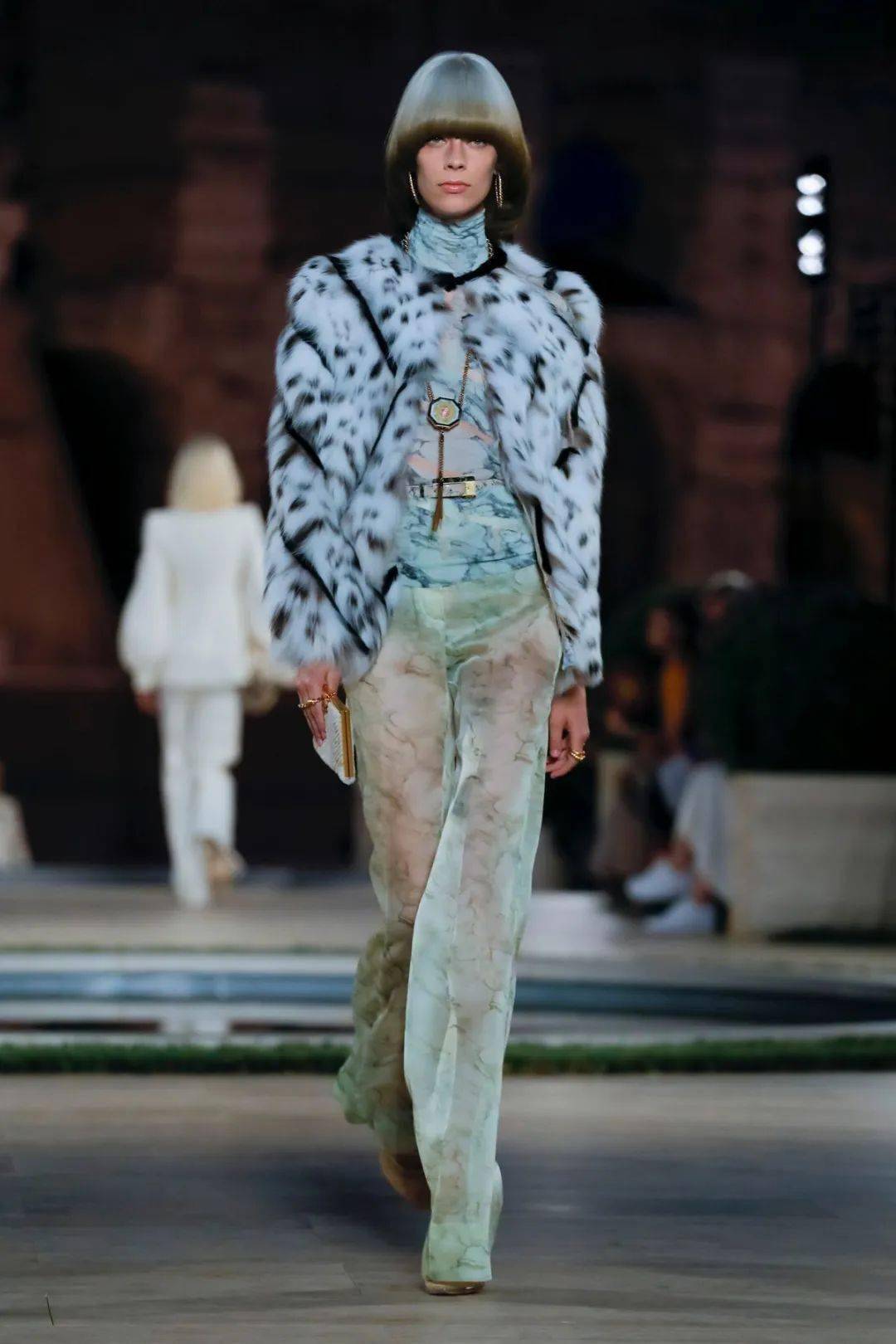 风格—fendi""发展至今,芬迪品牌以其奢华皮草和经典手袋在世界高级