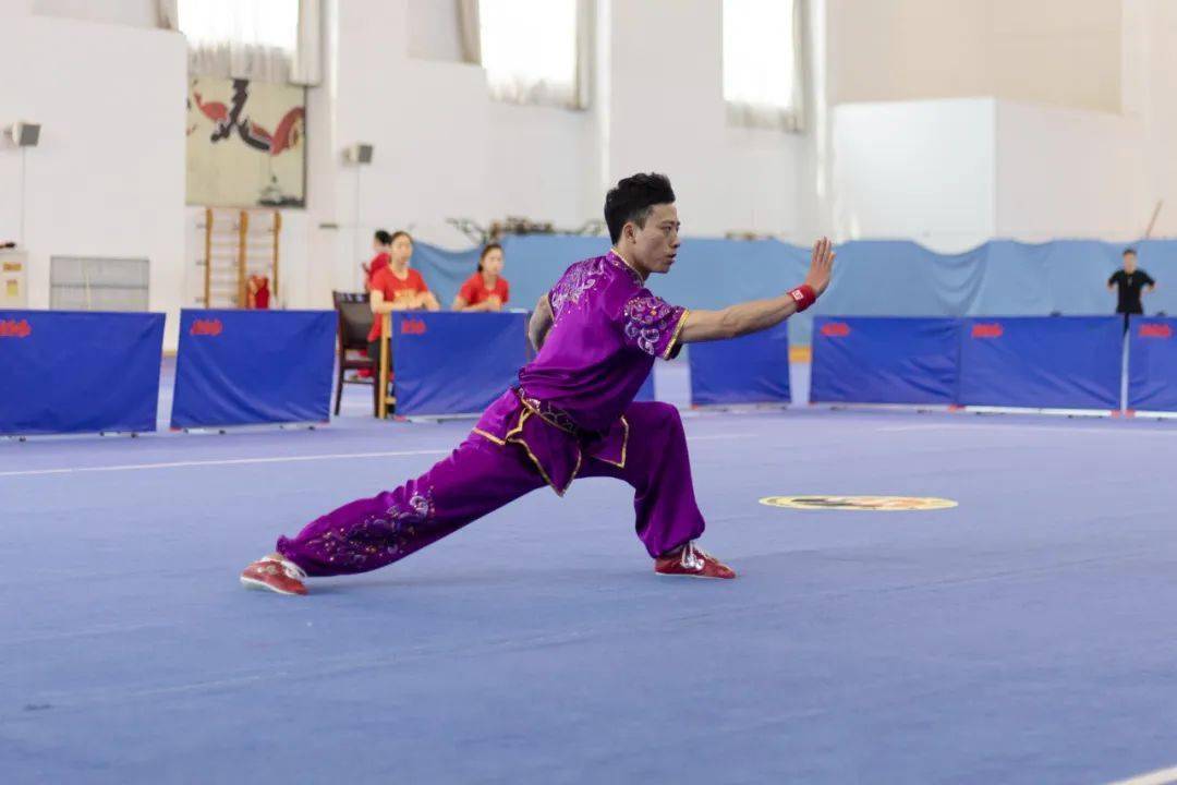 省武术院套路队在四楼训练馆模拟全国比赛场景,举行了队内测试实战