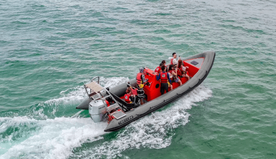 冲锋艇出海体验平静水域位于五星级酒店的恒温泳池开放水域联系我们
