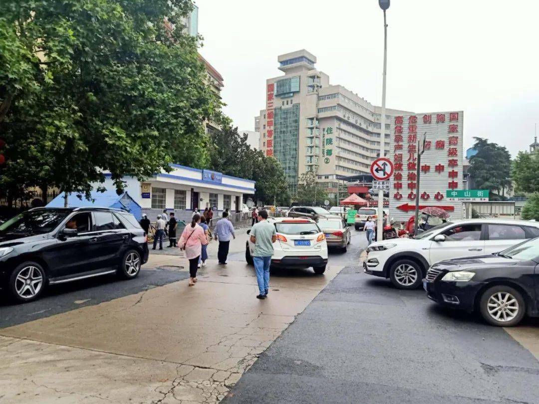 市中心医院住院部门口往申碑路方向禁止左转和直行