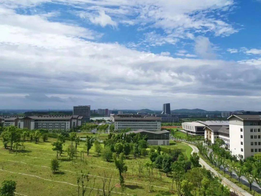 让我们一起追逐梦想镇江市高等专科学校2020年省外招生简章震撼来袭