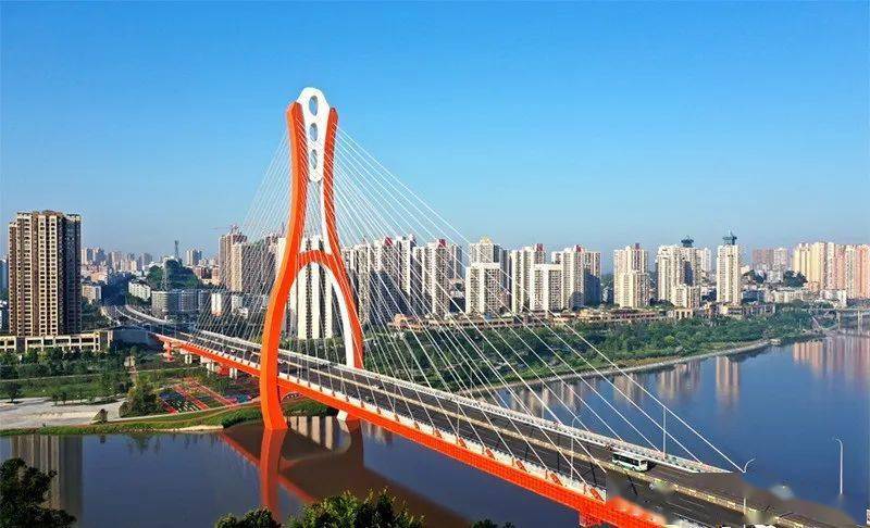 潼南涪江大桥他主持完成了300余座高速公路及市政道路桥梁的设计工作.