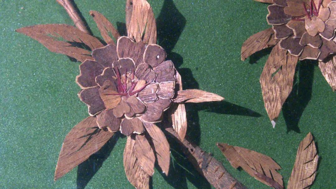 如此精美的作品,竟然是用废弃的木头刨花制作的.