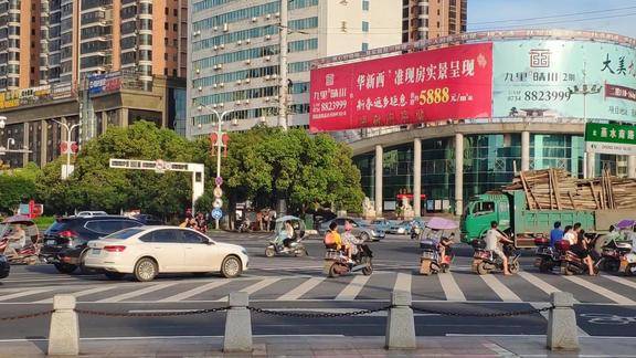 实拍:衡阳市高新区标志线最多车流量最大的十字路口,出城主干道