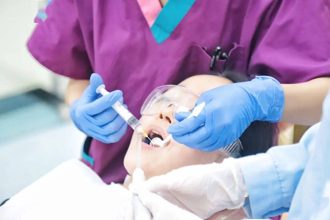 药物冲洗牙周上药经过抛光后,牙面更光滑,牙菌斑也更加不易堆积.