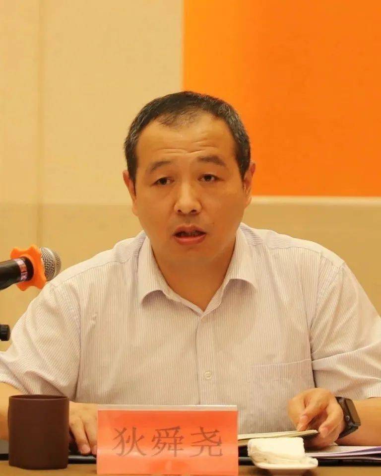 市人大常委会秘书长高宏华出席会议.