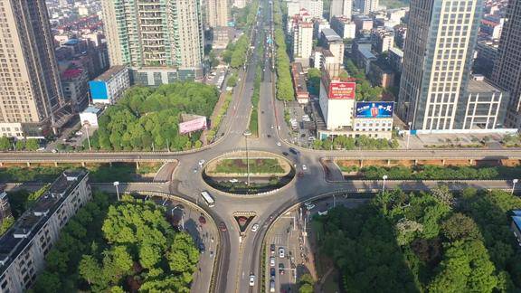 航拍衡阳早上班高峰期的解放路立交桥一道流动风景线