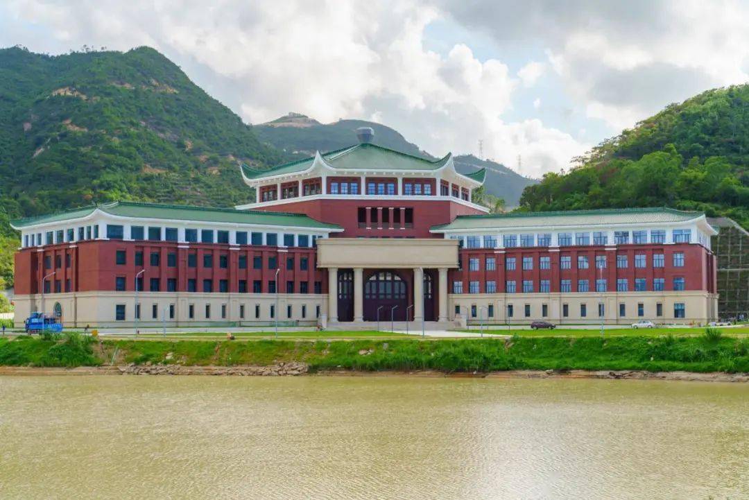 珠海校区教学楼(摄影:阮俊文)中大学者精益求精,勇攀高峰抚弹"天琴"