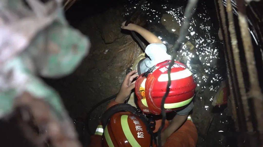 永州一4岁小男孩掉5米深下水道井消防员井下上演大营救
