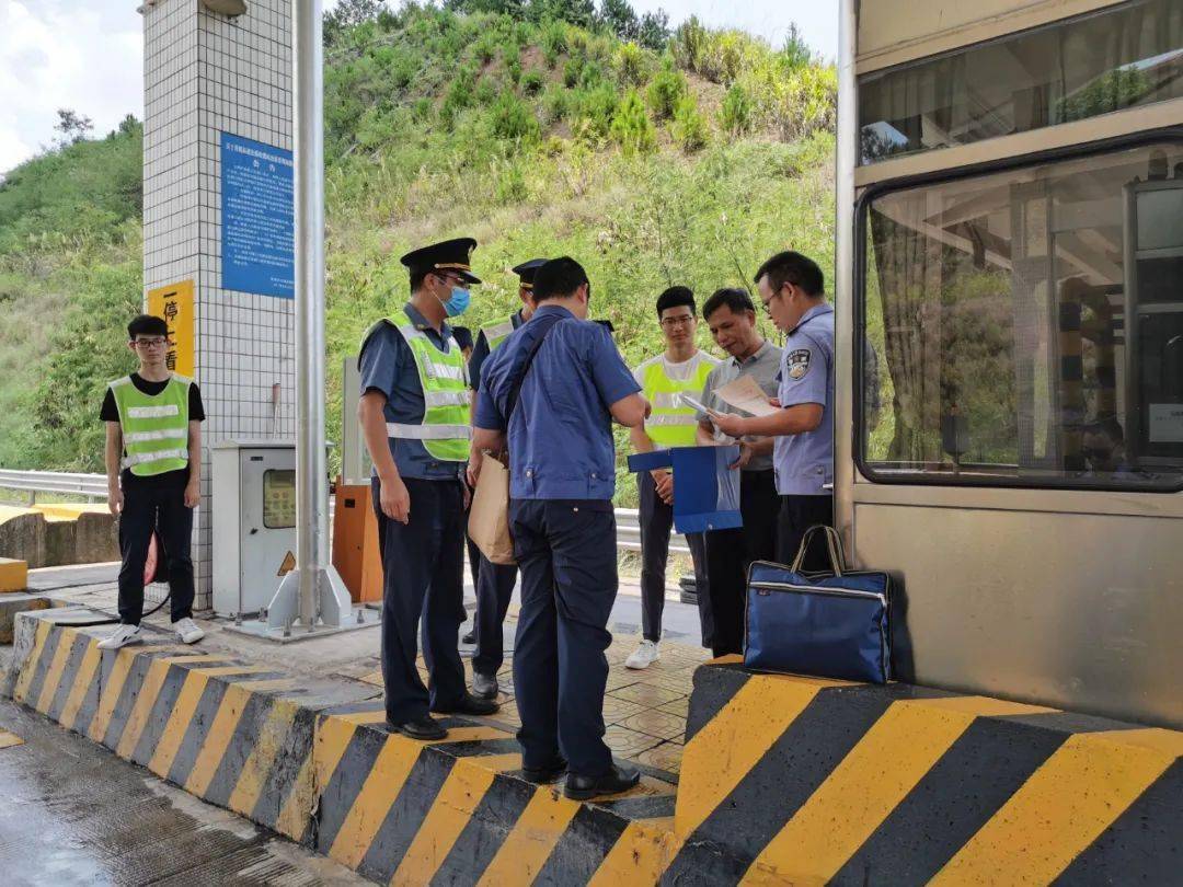 检查组一行对平兴高速公路出入口称重设备安装情况等进行了详细了解