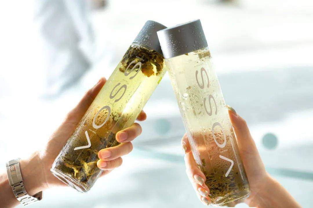 voss x 奈雪的茶 快喝一瓶限量幸福北欧冷泡茶吧!