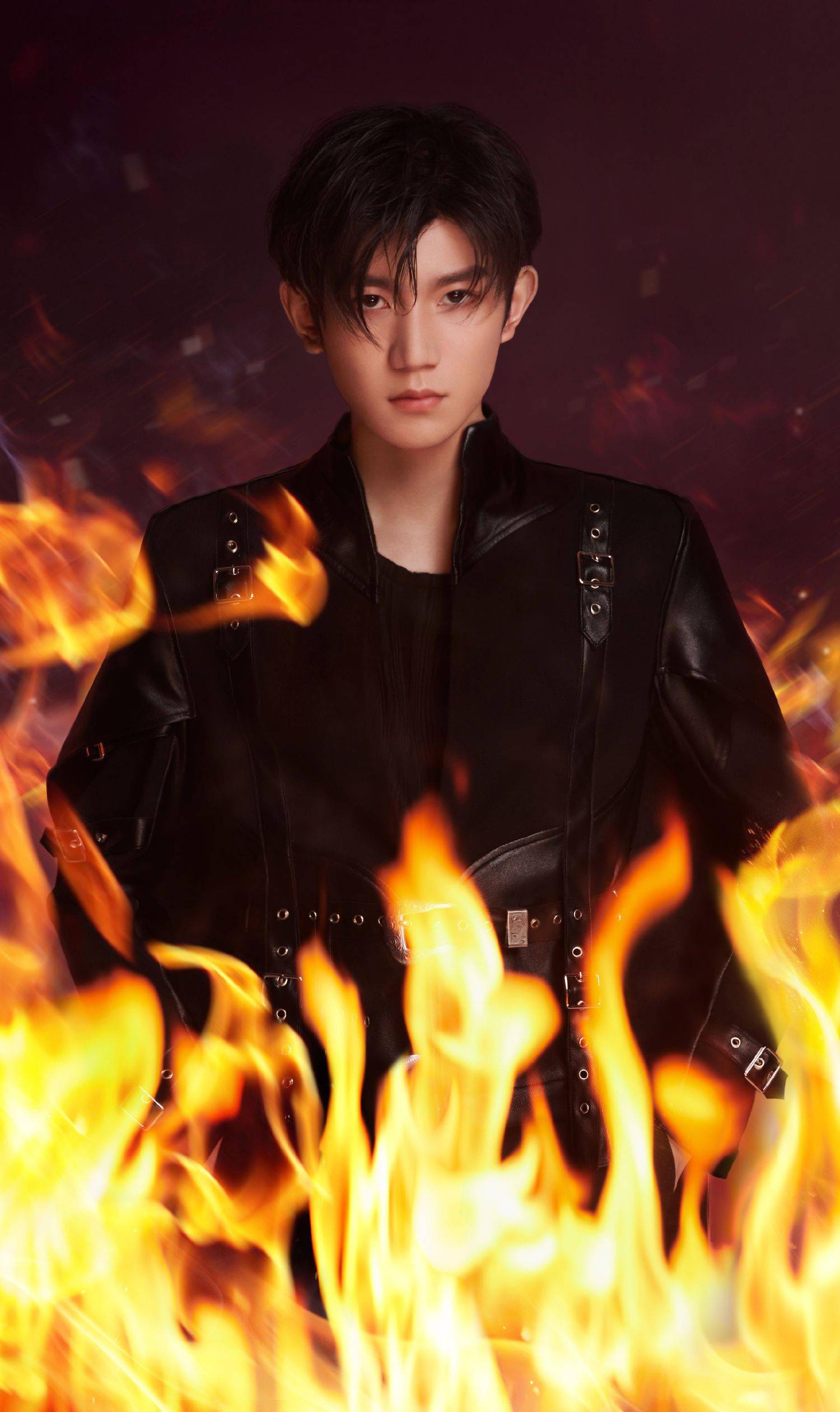 王源七周年单人版写真来袭 目光坚定勇闯无畏_火焰