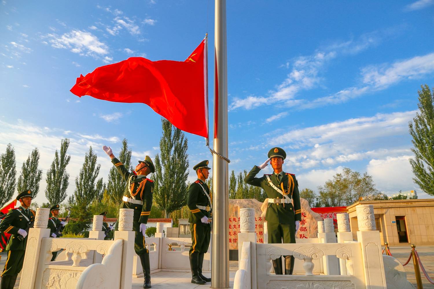 建军93周年,武警官兵这样向军旗表白_古浪