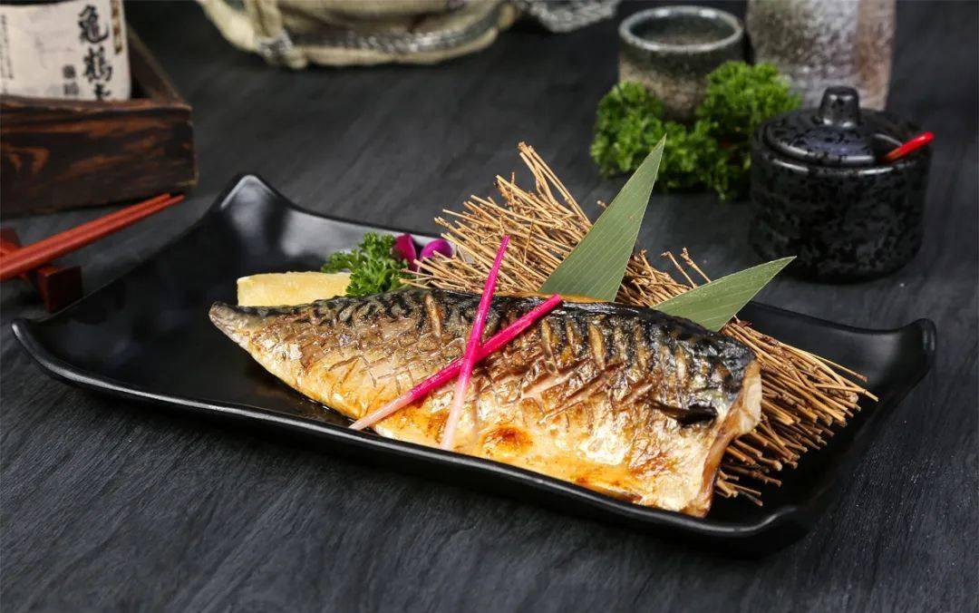 能忘了 煎烤炸煮和甜品,  贵价的 法式香煎鹅肝,盐焗红虾, 盐烤青花鱼