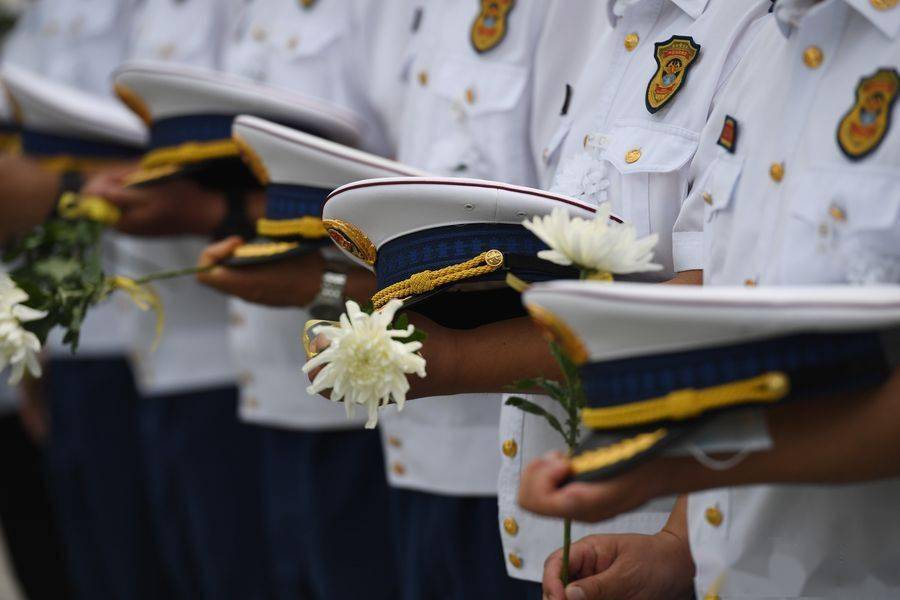 英雄走了千人送别