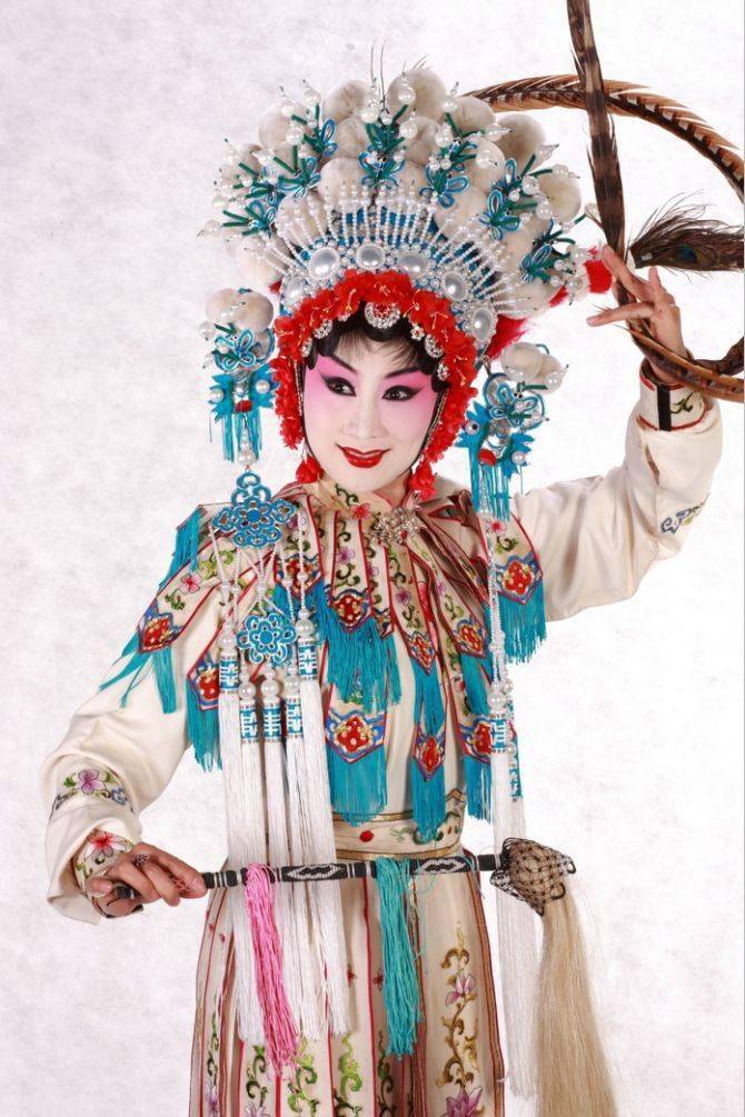 时而是花旦,时而又是武旦因川剧《白蛇传》角色复杂多变陈巧茹正是咬