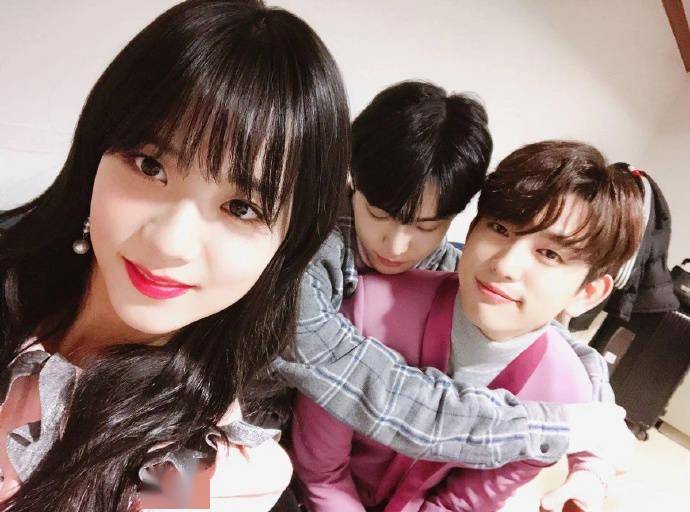 theqoo热帖,楼主最喜欢的音乐放送mc组合 正是人歌的mc组合珍荣智秀道