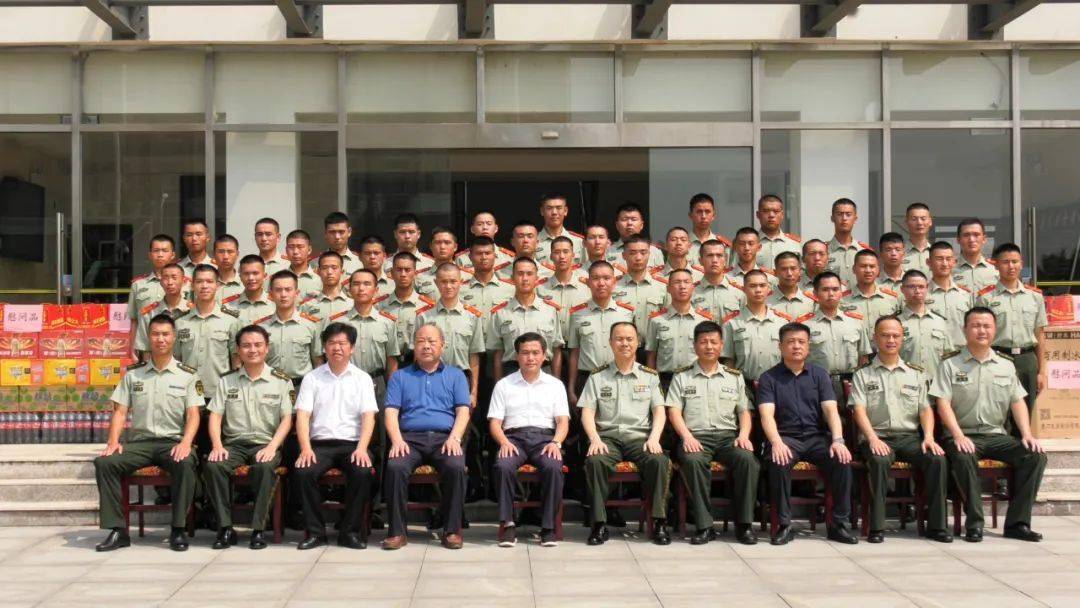 钟益民"八一"前夕走访慰问部队官兵