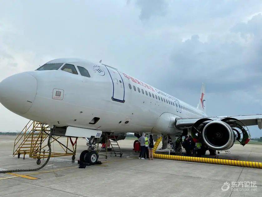 机修师父们一般需要对飞机进行整整一天的工作,停机坪如同是个"铁板烧