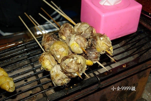 下图是在大连拍到的毛鸡蛋,毛都长很长了,我不敢吃.不信请你往下看.