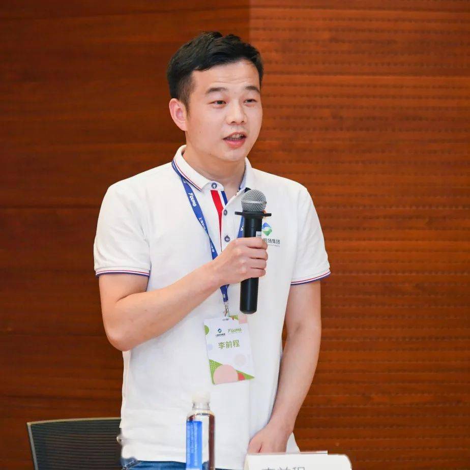 正方二辩 孙晨反方一辩 蔡璐妍正方一辩 黄佳丽▲反方:沉着冷静唱反调