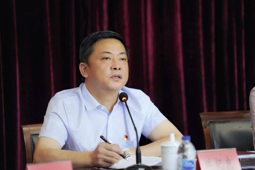 镇党委书记陈纪忠主持会议情况介绍镇党委副书记,镇长陈帅汇报奉城镇
