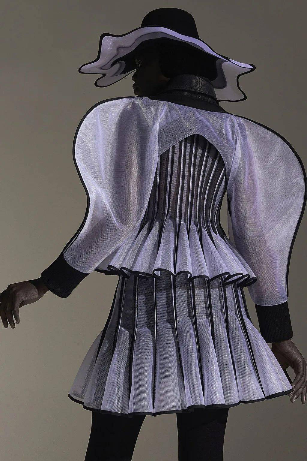 廓形灵感|时装上绽放的花花花花仙子立体廓形,美到心颤的大波浪设计与