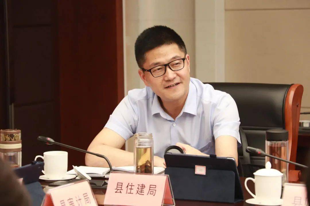 分组审议县发改局局长王祖利受县政府委托作相关报告县审计局局长