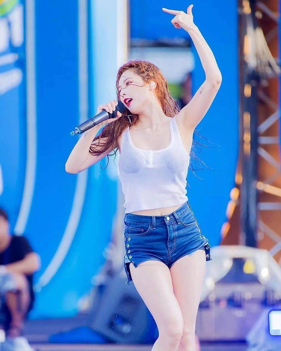 周末泫雅ins更新jessi新歌推荐最新写真在p图中