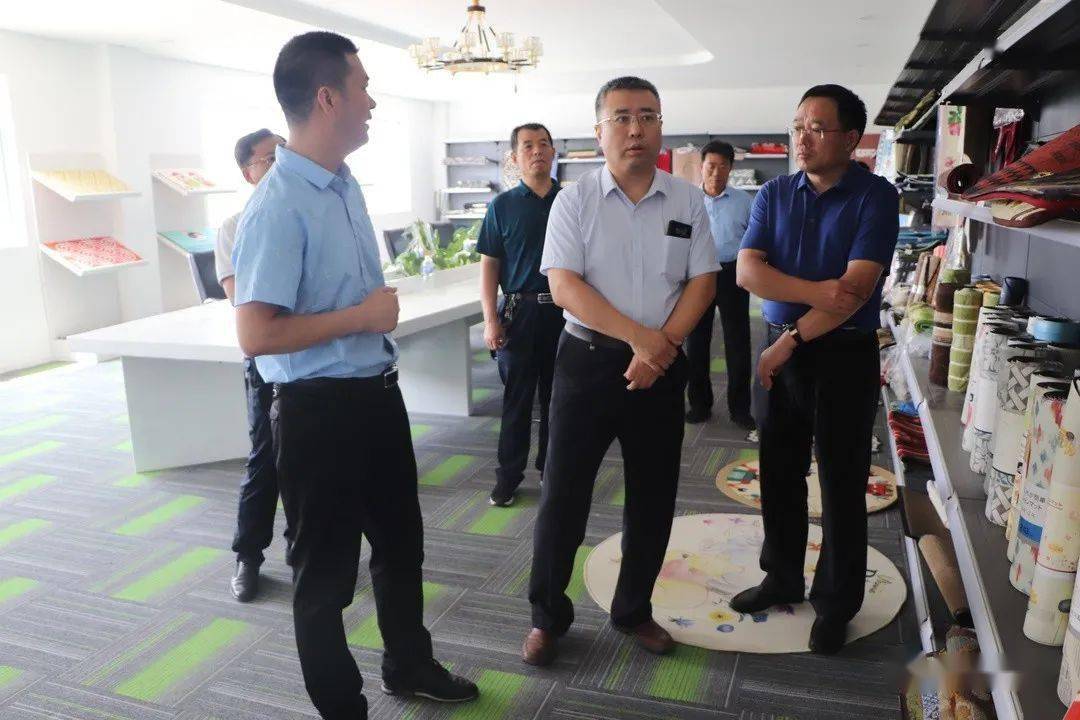 张翔一行到黄墩镇爱迈家居(日照)有限责任公司进行走访调研,参观企业