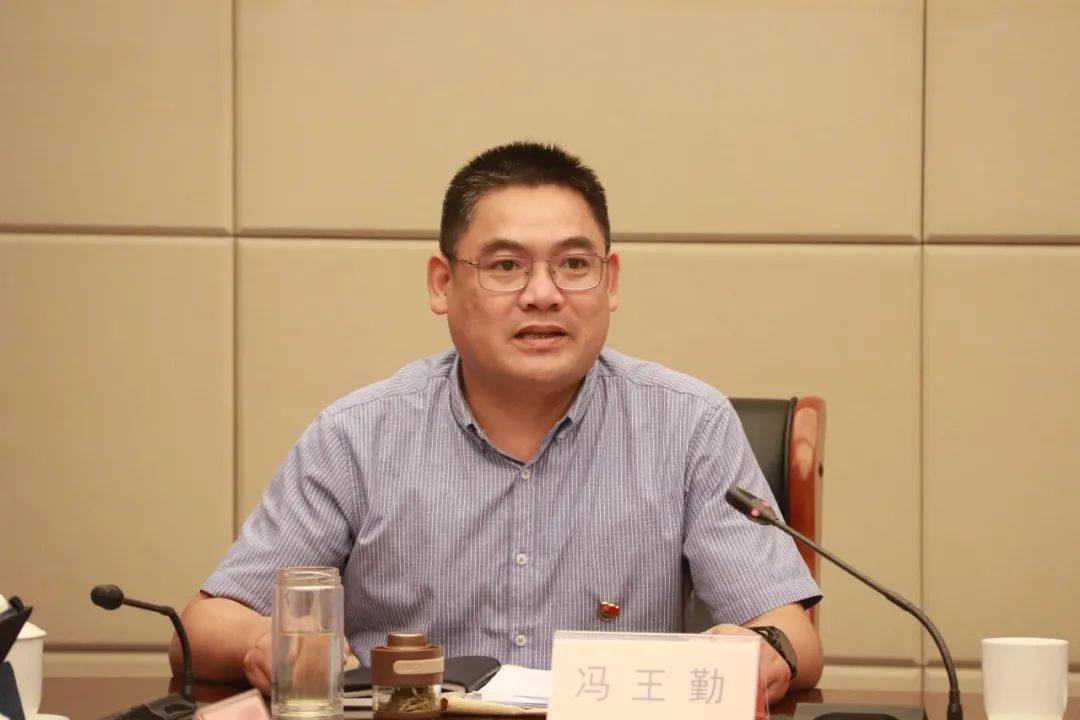 分组审议县发改局局长王祖利受县政府委托作相关报告县审计局局长