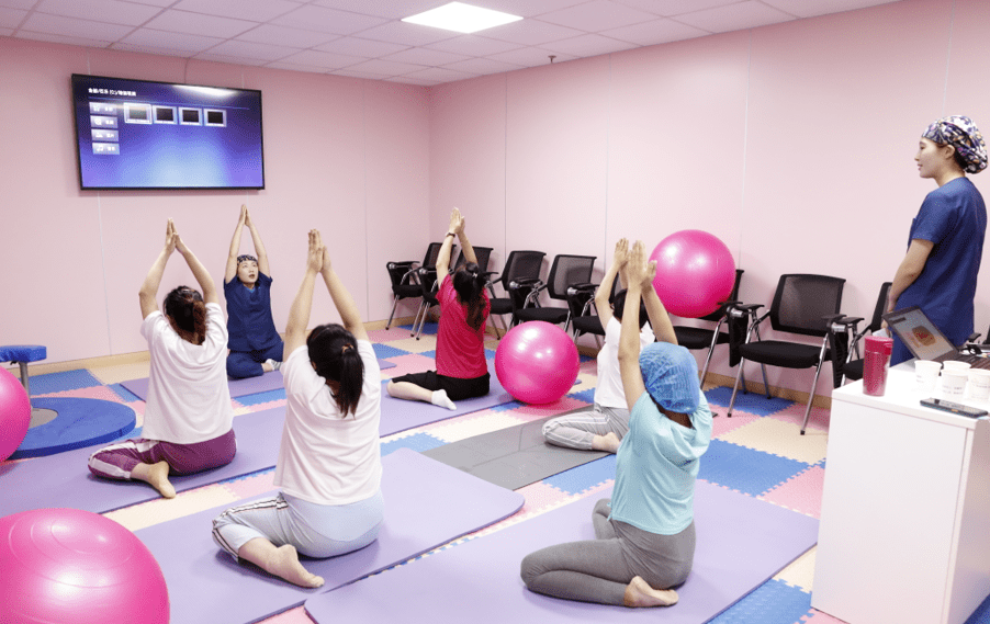 "孕"动起来,我院产科孕妇瑜伽班免费开课啦!_运动