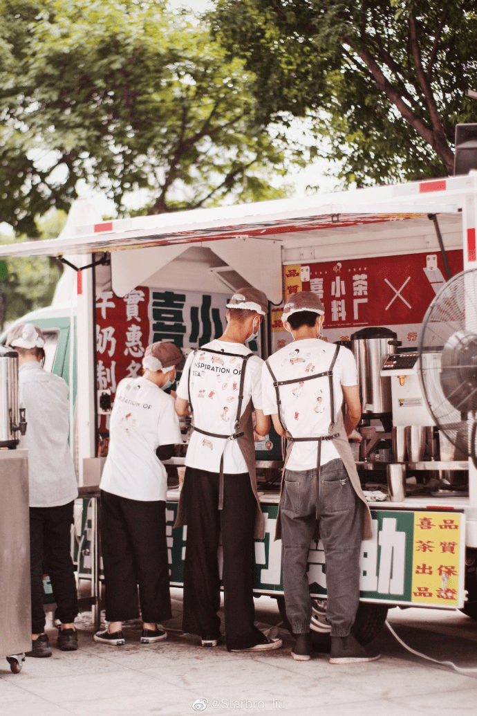 五菱,带喜茶摆摊了!_奶茶