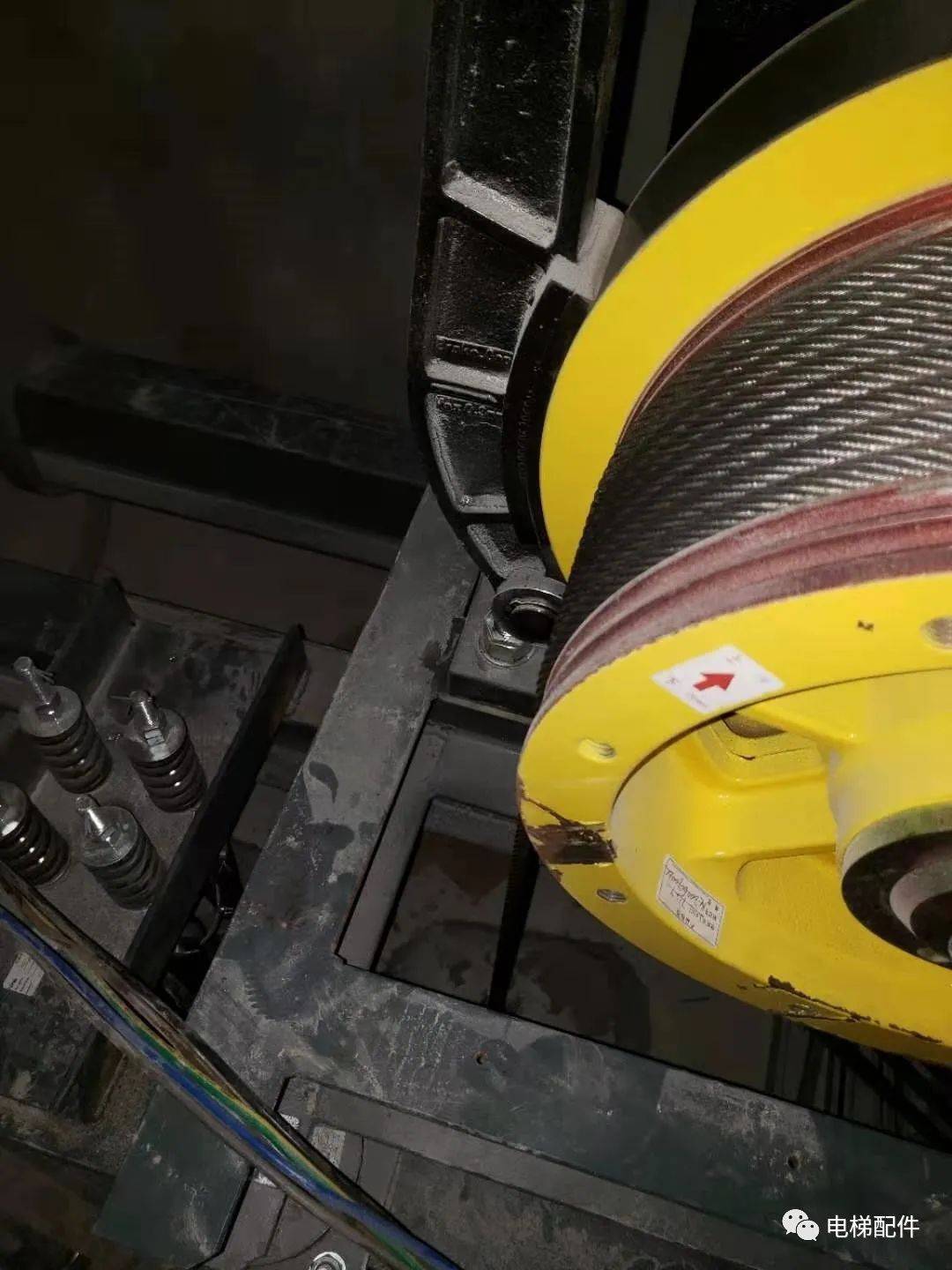 用了快1年的电梯竟然没有装重锤