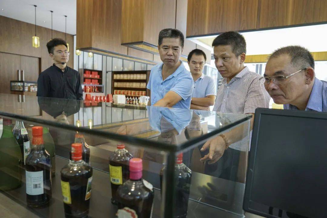 彭洪会长一行到广东明珠珍珠红酒业有限公司调研