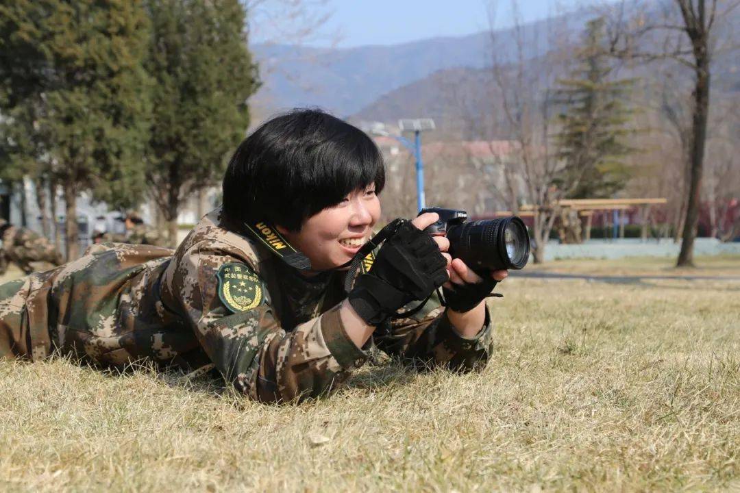 她喜欢用相机和文字记录下在海淀的军旅生活.长大后成了一名军人.