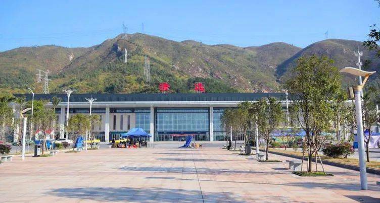 今天起清远高铁站停车场实施收费