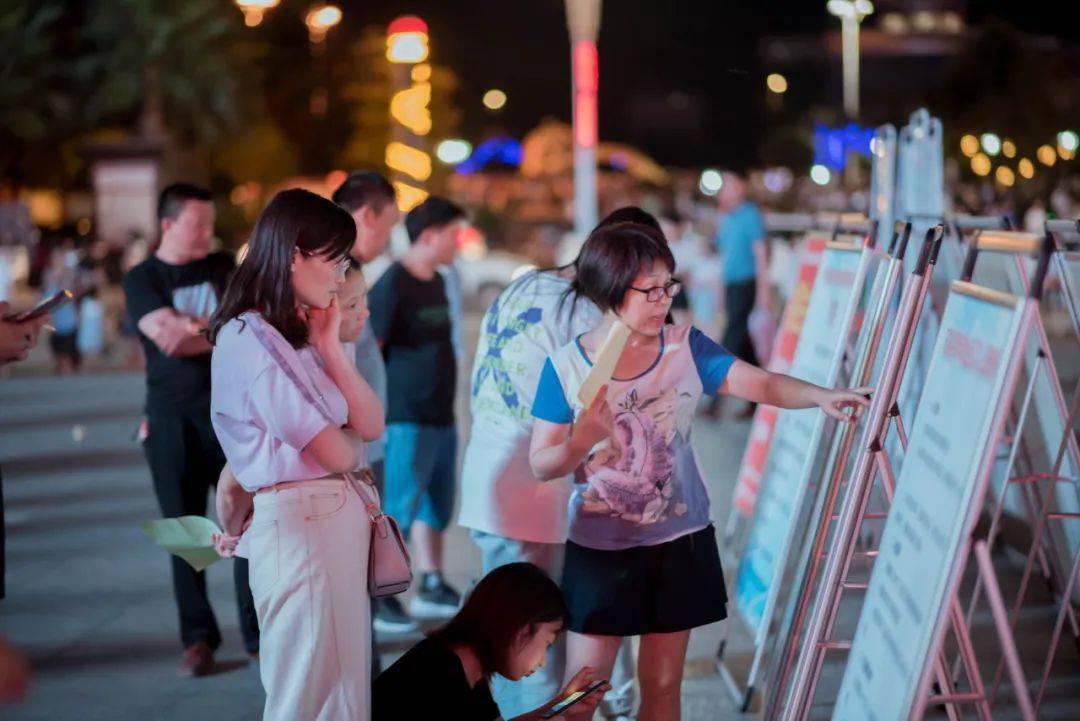 招聘会丨带你感受昨晚春潮广场的人才夜市