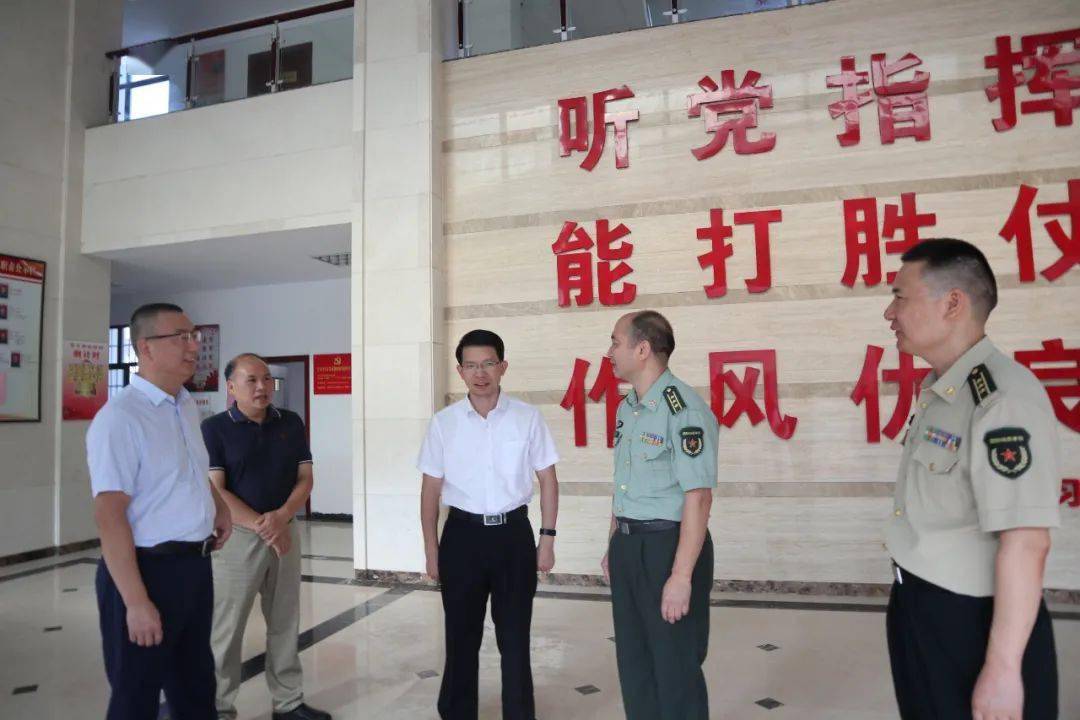 八一前夕潘金城到驻县部队走访慰问