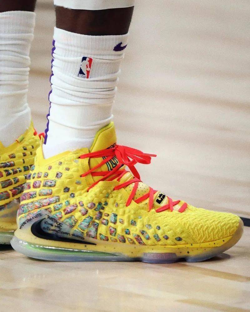 詹姆斯上脚 sacai 联名!nba 复赛球星上脚看花眼!