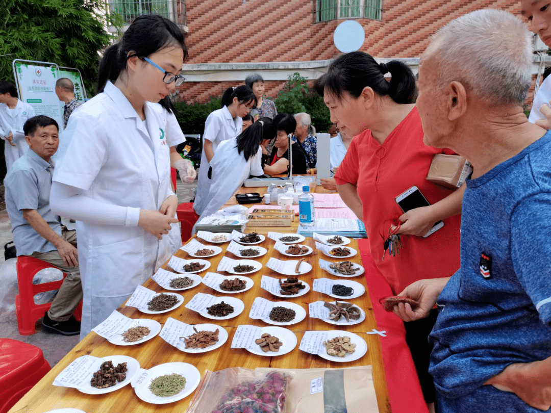 赣南医学院闪药青春志愿服务队组织开展中医药文化宣传暨义诊活动