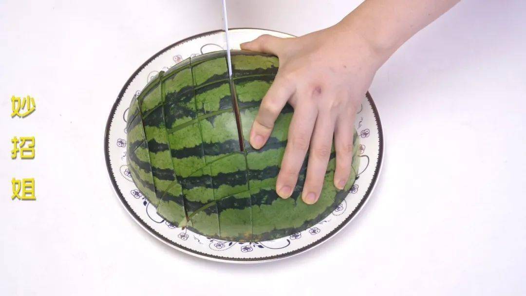 家里来客人这样切西瓜不脏手不流汁大家都夸好