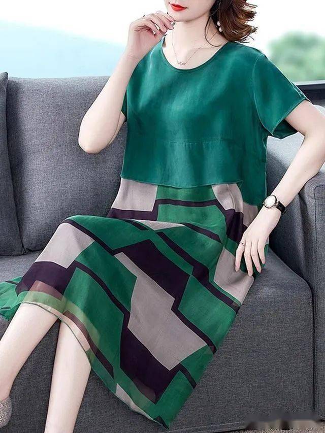 70后女人穿"稔迷裙"逛街聚会穿,时髦显瘦尽显迷人风采