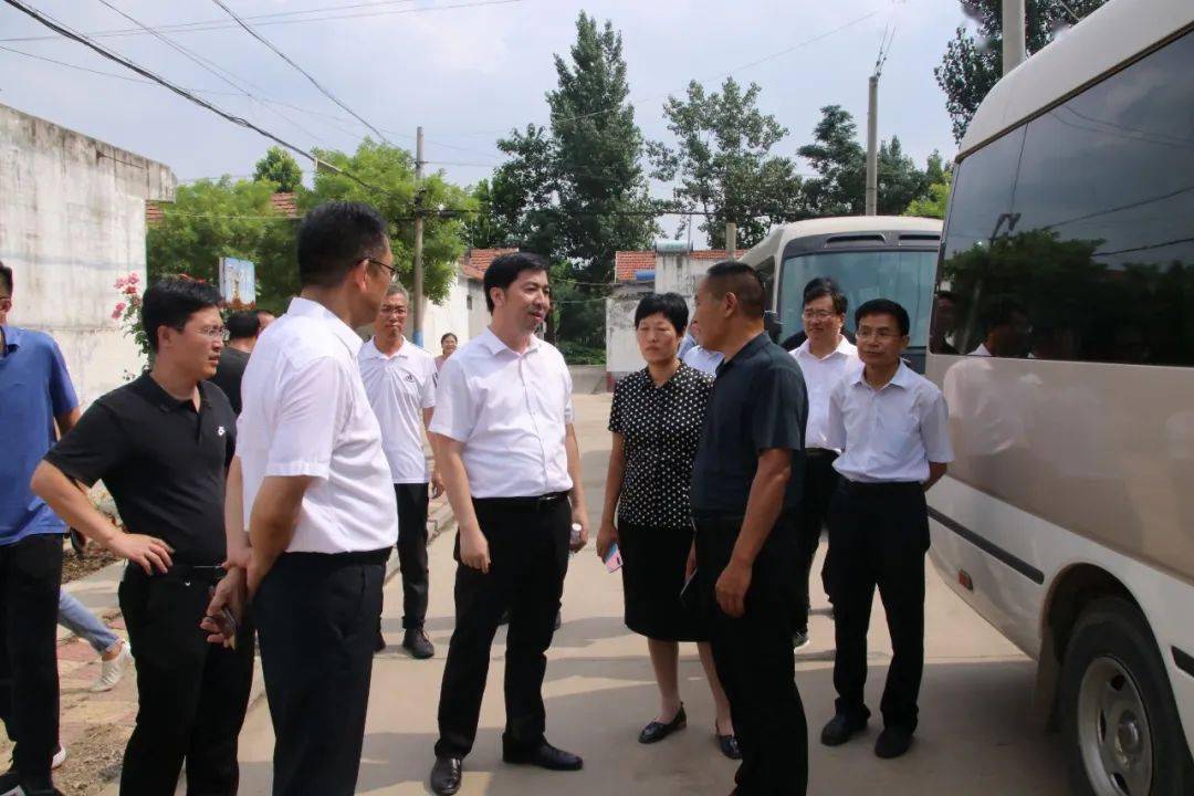 王书记一行深入到我镇东刘庄村,实地查看了村内"四大堆"清理,坑塘荒片